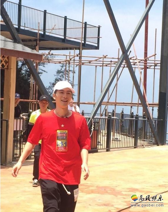 网友晒出在重庆奥陶纪公园偶遇陈学冬照片和视频：简单清新学生气十足