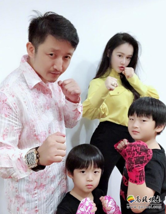 冉莹颖微博晒出一家四口打拳照片：轩轩、皓皓穿着兄弟装摆出打拳姿势