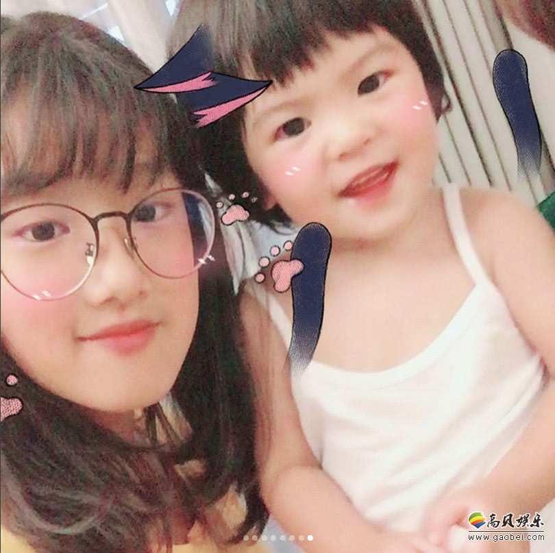 贾静雯女儿梧桐妹晒出与波妞自拍合照：放假回家就迫不及待跟妹妹合影
