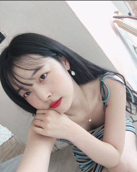 韩国女星崔雪莉晒出了身穿吊带连衣裙照片：任性不修图，秀出白皙美肌