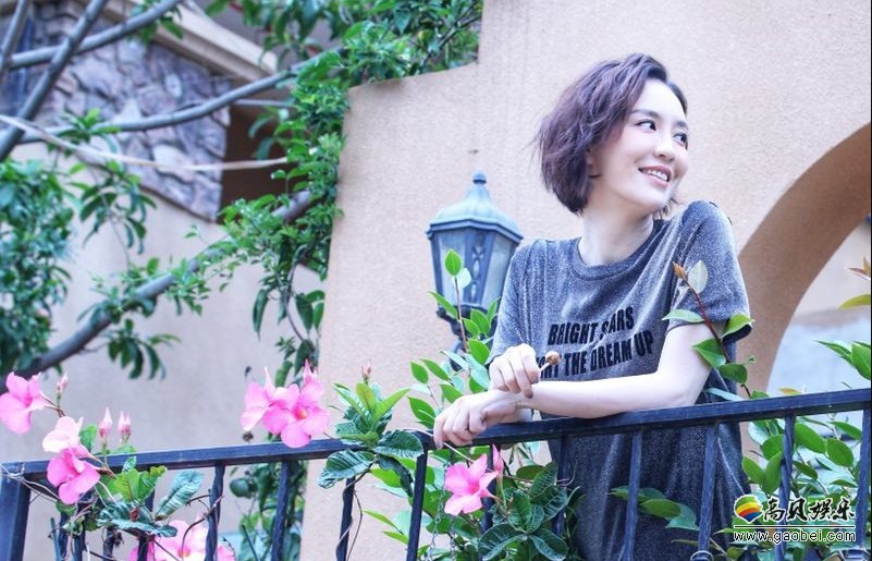 吕佳容旅行街拍照：T恤搭配半身长纱裙，头戴花环变身花仙子，笑颜清新