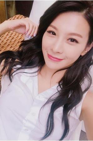 台湾女星艾莉丝闪嫁英籍外交官马培迪：爆乳装秀出傲人曲线，辣妈一枚