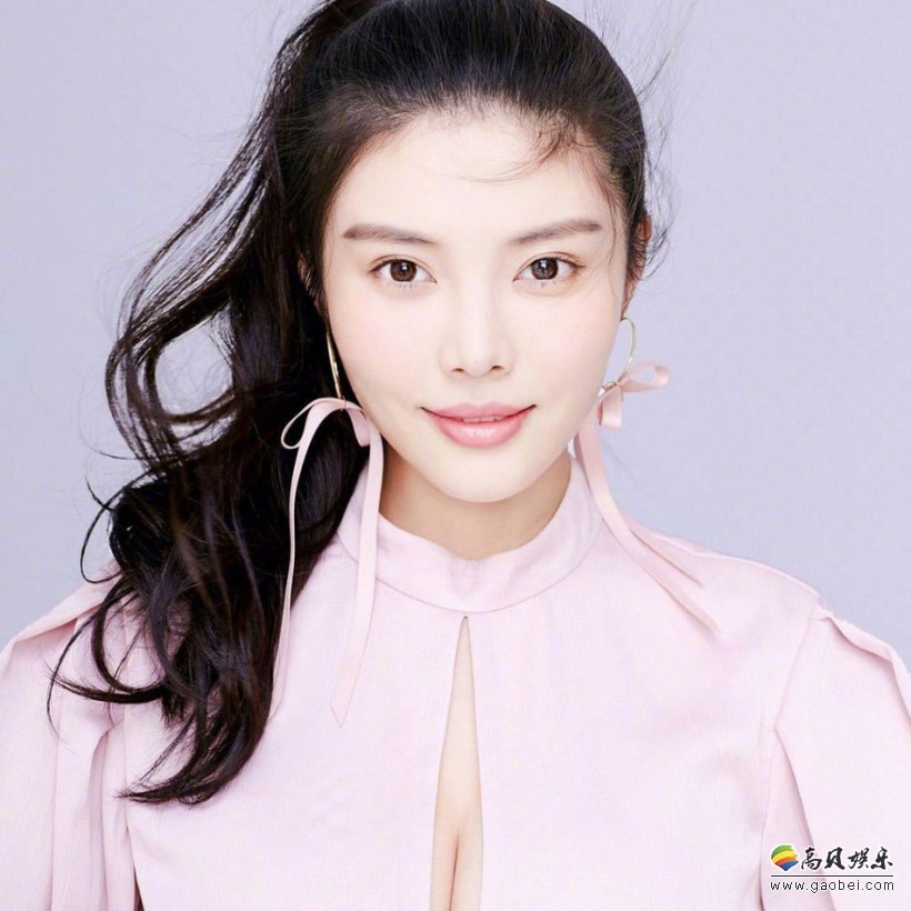 徐冬冬最新足球写真：最近瘦身秀出长腿十分性感，依旧还是卡戴珊味道