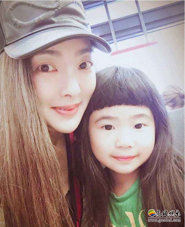 曹格娇妻晒出女儿Grace近照：背影杀伤力十足，一双大长腿，直逼九头身