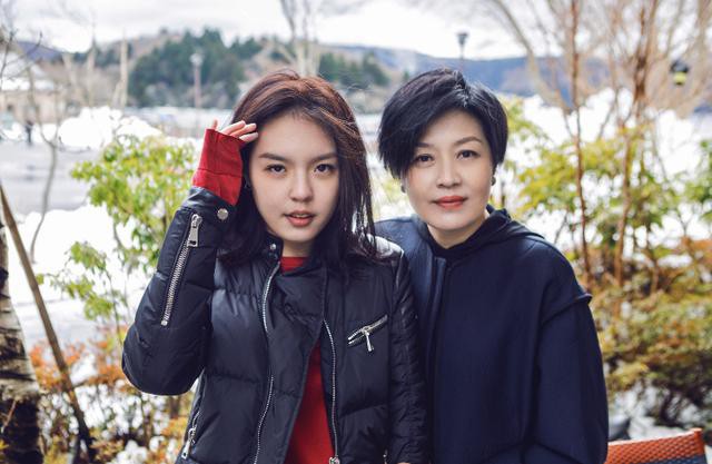 网友偶遇了李咏妻子哈文和女儿法图麦逛街：母女全程手拉手像极了好姐妹