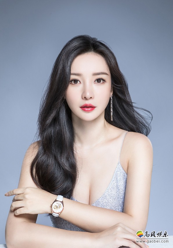 柳岩身穿银色亮面贴身吊带长裙写真：举手投足女王范！尽显满满女人味