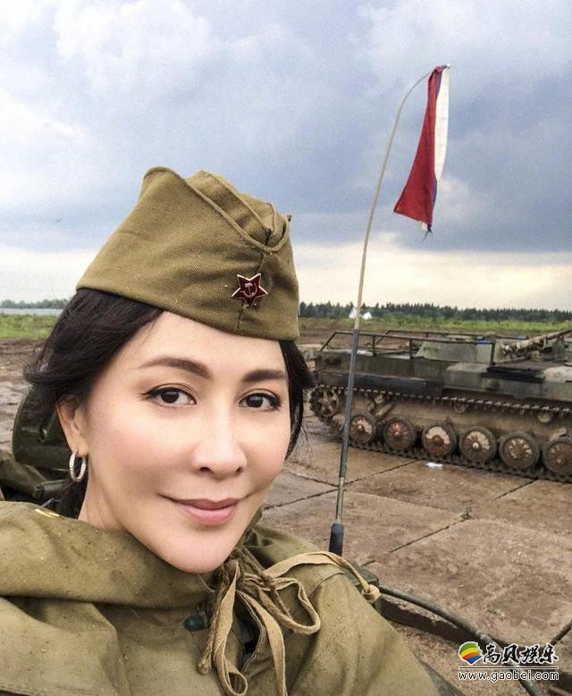 刘嘉玲晒出一组照片：照片中的刘嘉玲穿着军装，伏地射击，英姿飒爽