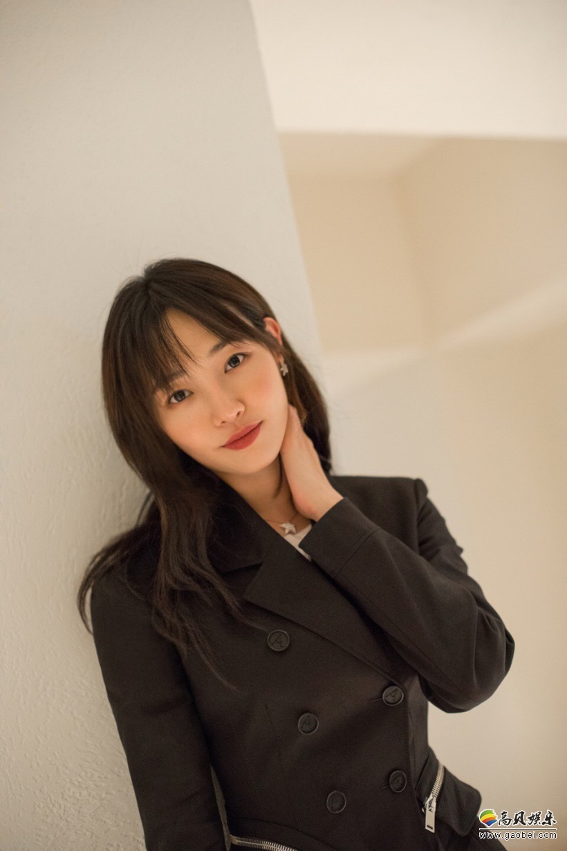 白百何出席2018中国电影周照片：黑色西装外套搭羊毛半身裙，气质端庄