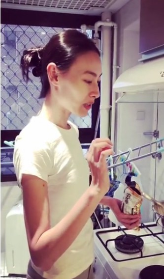 梁洛施晒出小视频：她一身居家打扮清新出镜。她化身娇美厨娘大展身手