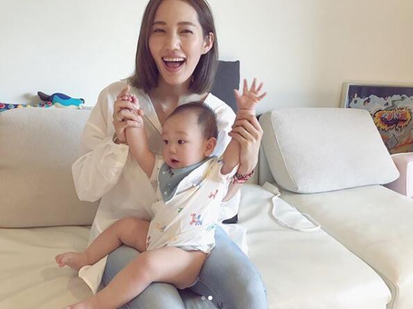余文乐老婆王棠云晒出带小孩照片：十分有责任感！哄宝宝确实很有一手