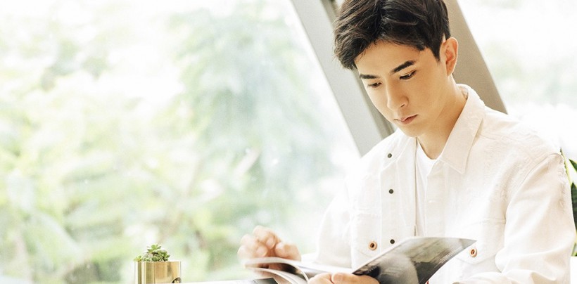 于朦胧夏日写真：白色牛仔外套搭配简约白T，同色系穿搭带来视觉延伸