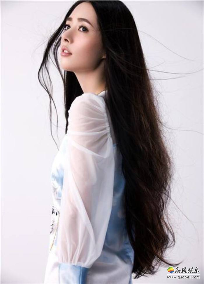 郭碧婷晒出美照：身穿黑色上衣＋蓝色阔腿裤，在建筑物前俏皮摆pose