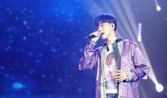 《翻牌大明星》返场直播秀“潮音派对”在北京举行：王博文亮相助阵