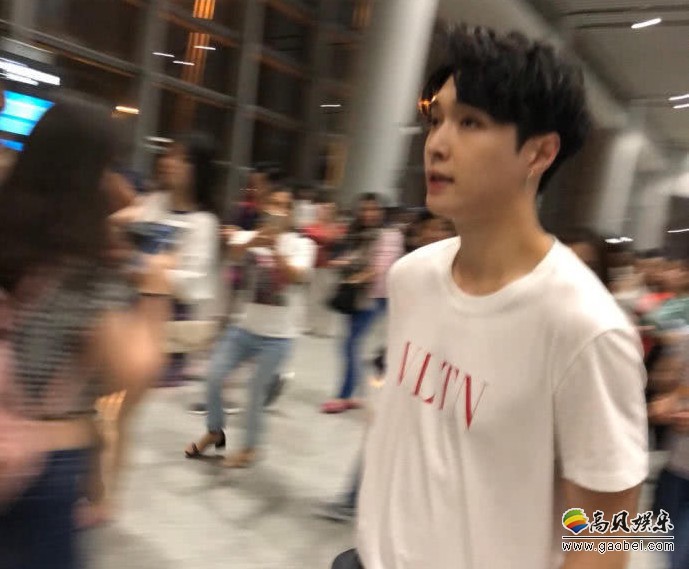 张艺兴现身长沙机场：白色T恤搭配灰色休闲裤，刚露面就被粉丝包围