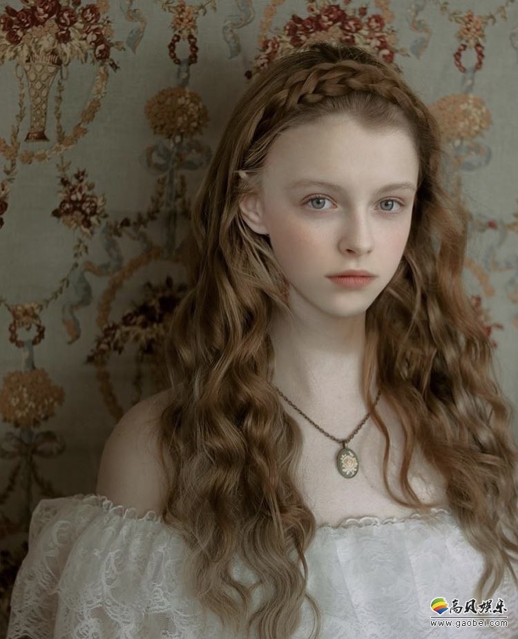 俄罗斯小姐姐在推特上火了：网友大赞仙气十足，仿佛从油画中走出的人