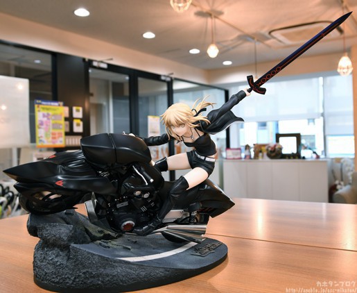 《Fate/Grand Order》Saber阿尔托利亚Alter手办：潇洒飒爽拔剑