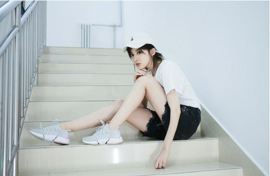 古力娜扎晒出美照：身穿黑色运动短裤，大秀美腿，肤色超白令人羡慕