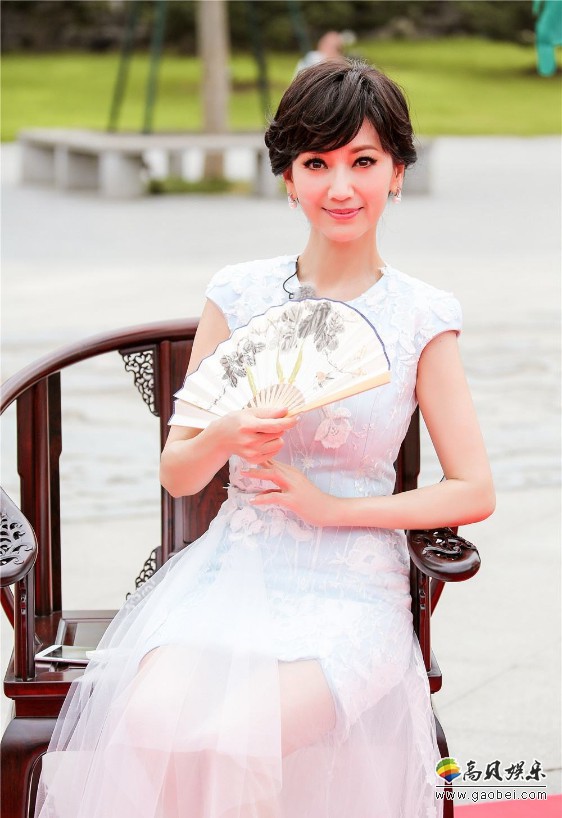 赵雅芝晒出美照：身穿星星连衣裙，轻轻舞动身体，仙气飘飘美丽动人