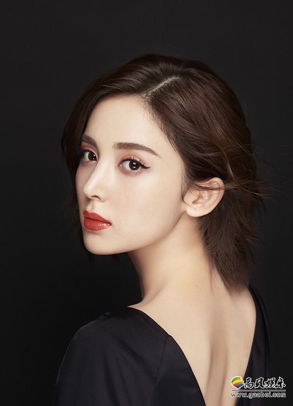 古力娜扎特写大片：黑色连衣裙，搭配精致果糖妆，上演天鹅颈美背杀