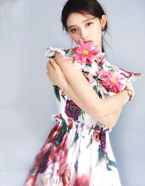 林允晒出时尚封面美照：一身粉色纱裙造型少女，眼神忧郁十分惹人怜爱
