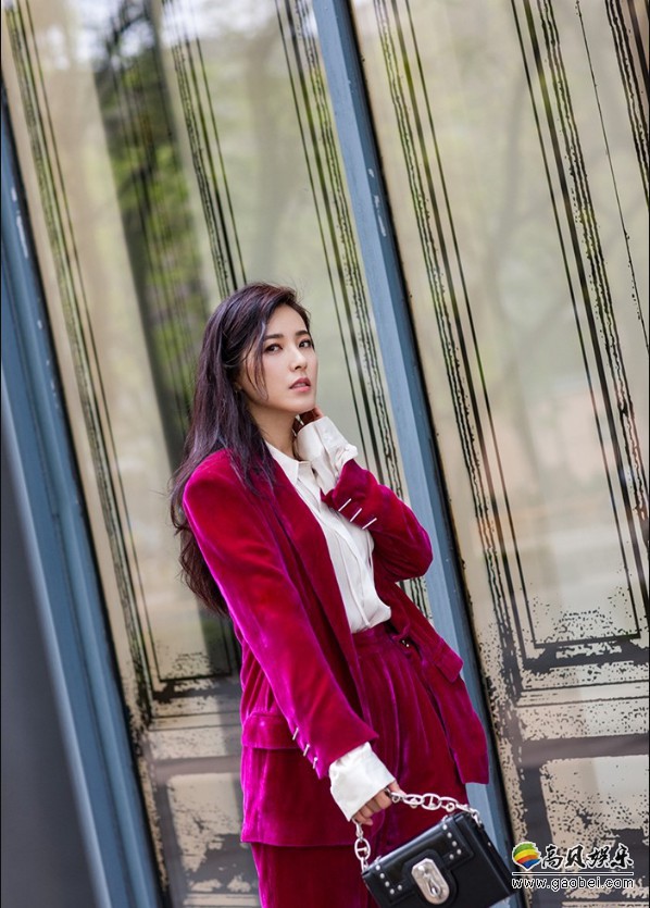 曾黎全新写真：身着玫红色丝绒西装，女性柔情尽显同时带着别样帅气