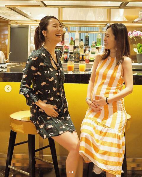 李亚男晒出和准妈妈闺蜜合照：互相抚摸对方孕肚，喜悦之情溢于言表