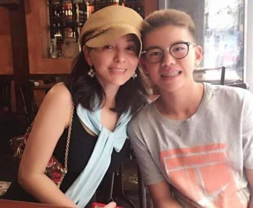 王琳晒出与儿子合照：王琳或挽着儿子，或与其靠头，母子十分亲密