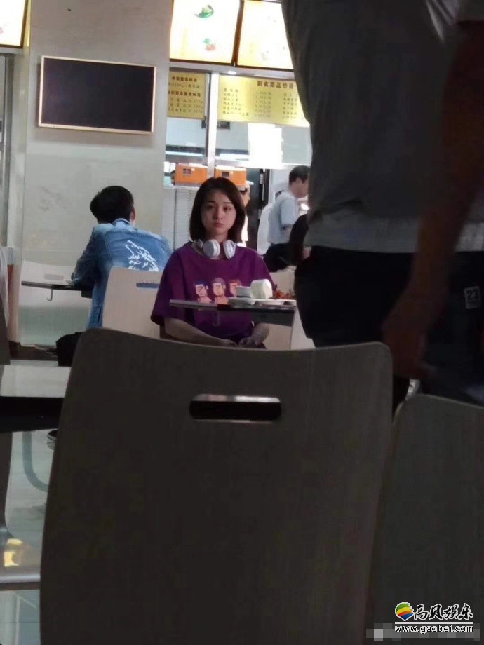 郑爽北京工业大学拍新剧现场路透照曝光：休闲装挂耳机变嘻哈女孩