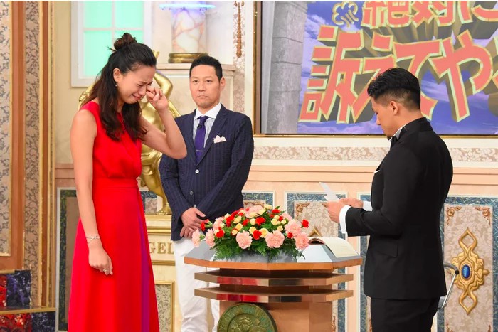 搏击比赛选手男友现身向高桥优求婚：被求婚的高桥优泪洒节目现场