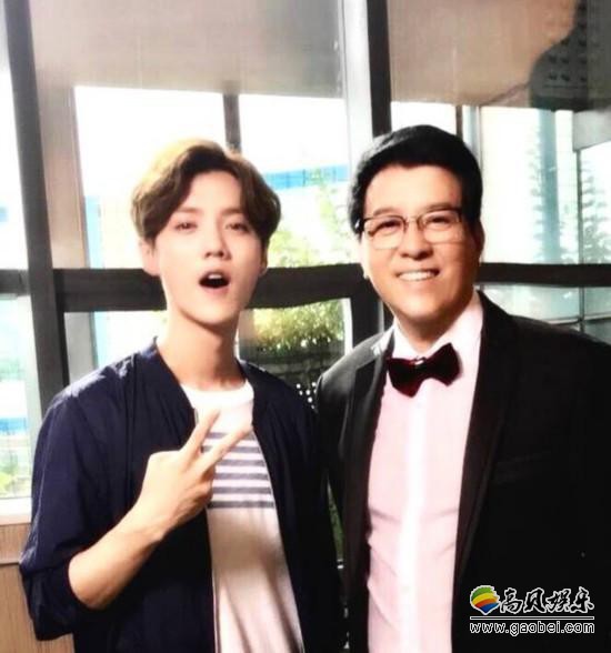 关晓彤爸爸晒出一组在拍摄《甜蜜暴击》时与剧组年轻演员的合影照
