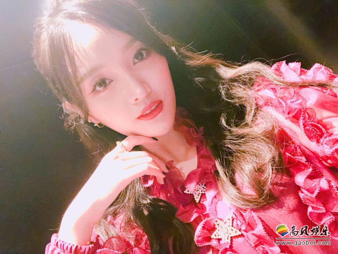 吴宣仪晒出一组美照：身穿红衬衫配黑色短裤，大长腿显露，十分抢镜