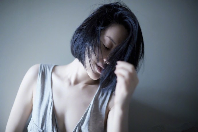 许晴晒出美照：低胸背心，坐姿霸气性感，发丝缭乱，演绎魅惑性感美