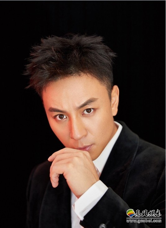 释小龙时尚写真：身穿黑色西装搭配纯色衬衫，简约大方尽显男人魅力