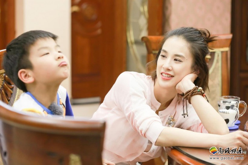 杨子晒出妻子黄圣依和儿子安迪照片：“论拍杂志的范儿，你比你妈酷”