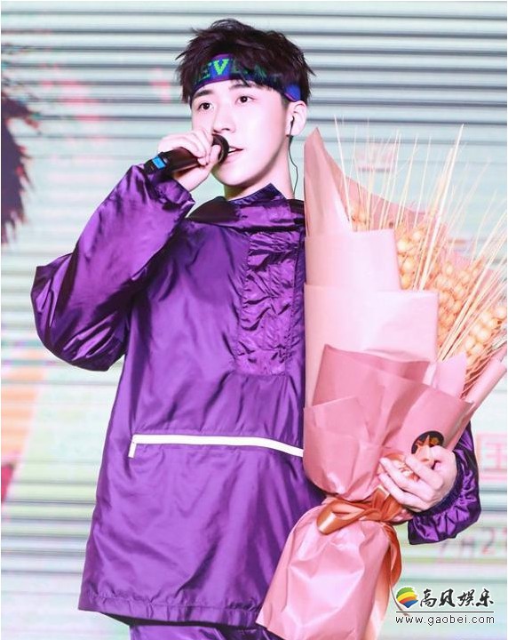 王博文EP《食光机》首场签唱会:紫色运动风亮相,阳光少年帅气逼人 王博文EP《食光机》首场签唱会:紫色运动风亮相,阳光少年帅气逼人