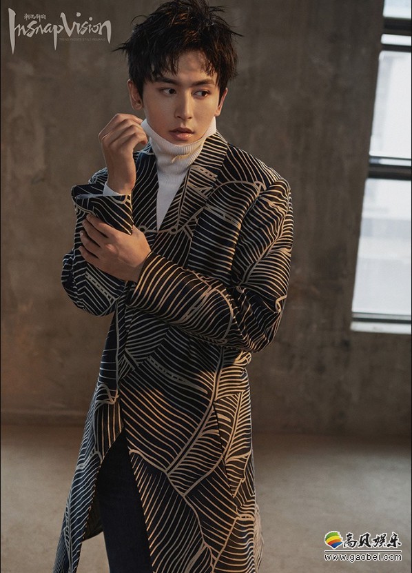 张哲瀚时尚写真照：身穿修身格纹西装搭配黑色内搭，简约而率性十足