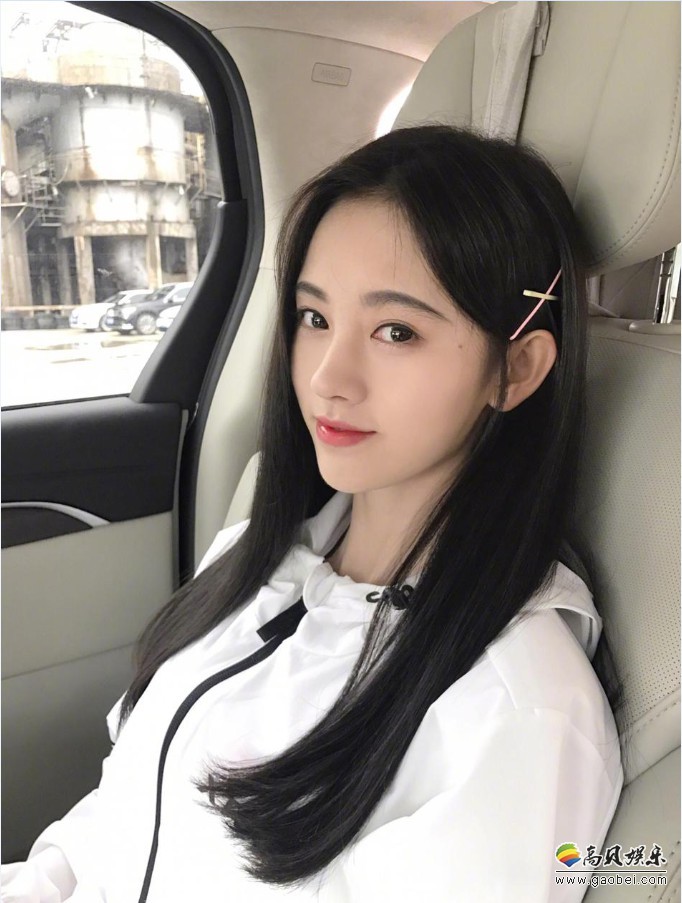 鞠婧祎晒出近照：照片中的鞠婧祎长发披肩，一身休闲穿搭“畅游书海”