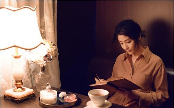 陈慧琳最新抒情慢歌《做自己的太阳》MV发布：置身于民国风火车站