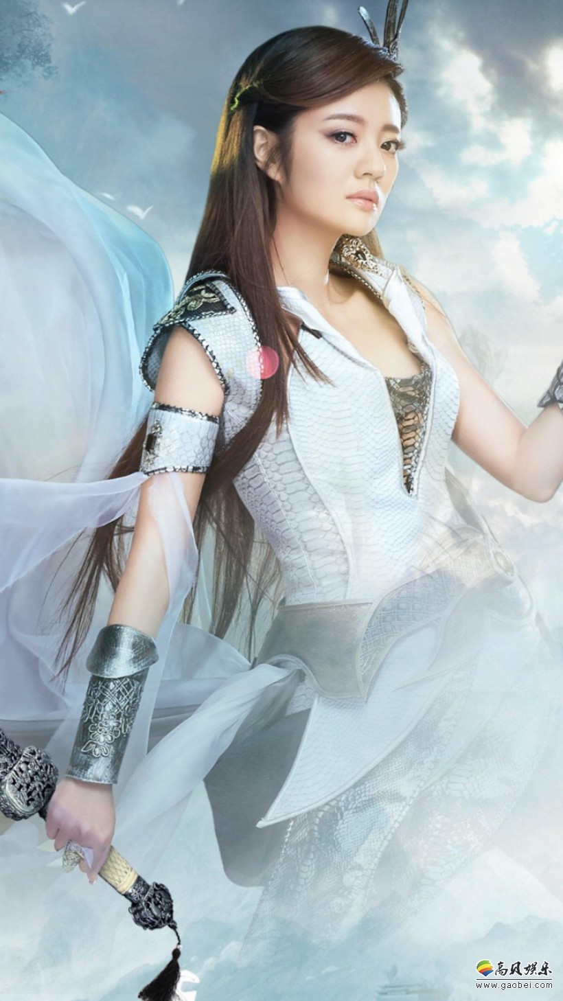 安以轩分享中国风写真美照：身着白色古装手拿团扇，举止身姿皆优雅