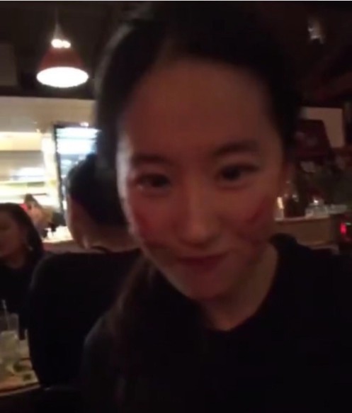 刘亦菲清瘦素雅近照：刘亦菲和友人甜笑自拍，仿佛一只可爱小萌猫咪