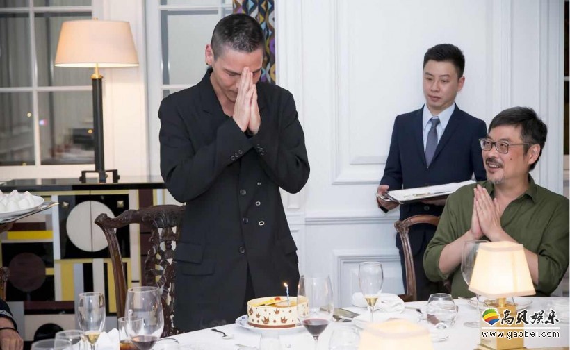 新晋导演向佐过生日：父母及好友们齐聚向家，更像是一场欢乐的聚会