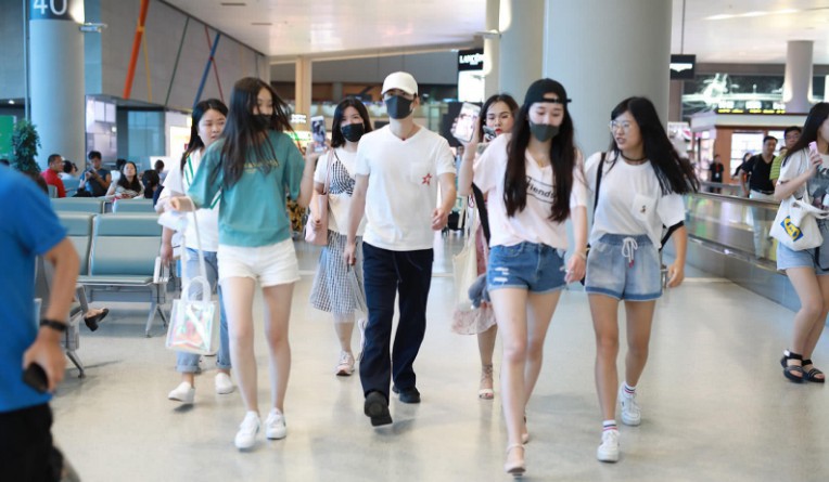 陈学冬现身机场：等候着他的粉丝们看到偶像狂奔，场面既混乱又搞笑