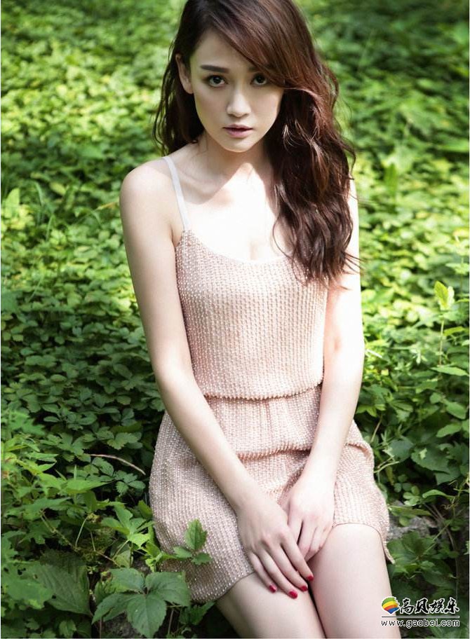 陈乔恩微博晒出美照：黑黄条纹毛衣搭配字母长裙，秒变冷酷俏皮girl