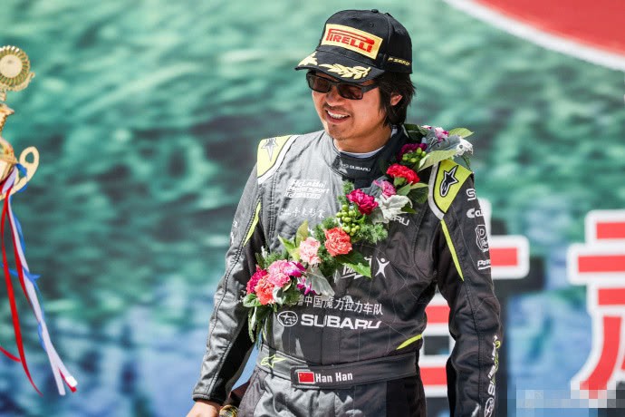 韩寒参加汽车拉力锦标赛获得第二名的好名次：站在台上手拿香槟庆祝