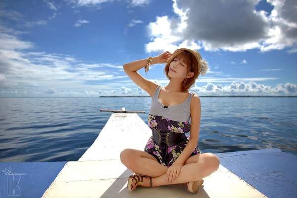 韩国女主播许允美：赛车模特出身，风格百变！经常晒出自己写真美照