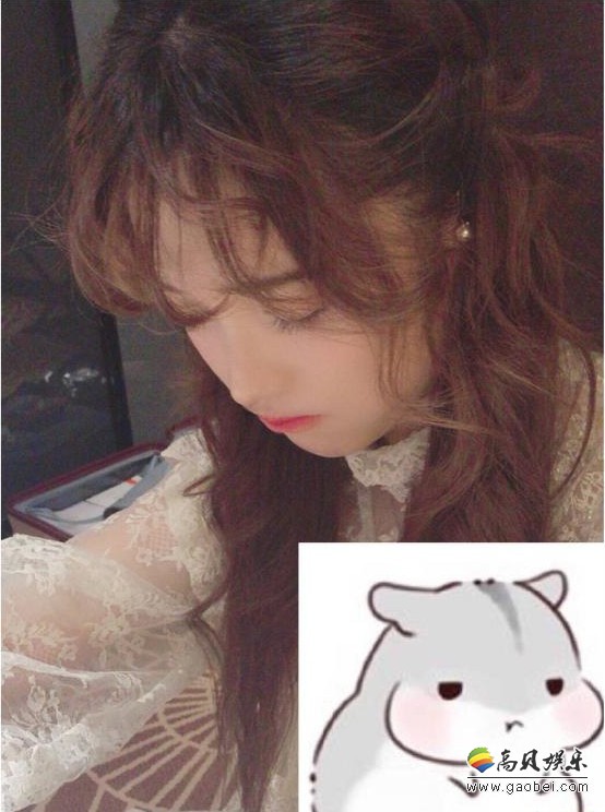金莎晒照自嘲：言语间低落情绪，配图自拍照呆萌可爱，化身表情包