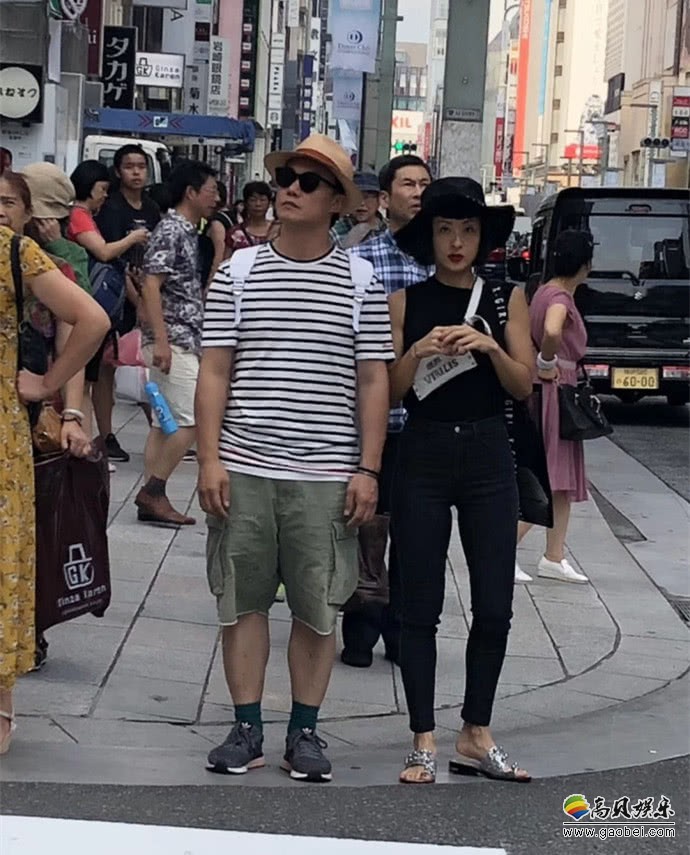 网友晒出在日本街头偶遇陈奕迅照片：夫妻悠闲惬意走在日本大街上