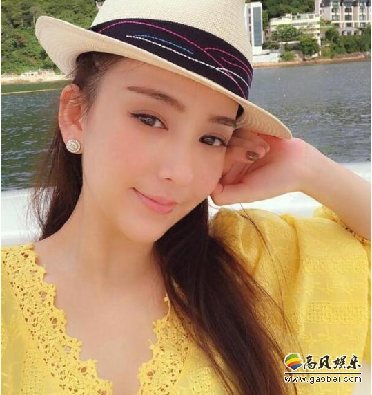 方媛晒出自拍照：身穿黄色上衣，头戴太阳帽，略施粉黛，十分漂亮