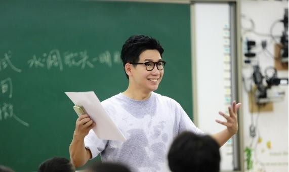浙江卫视《同一堂课》节目第九期：暖声歌王品冠成为新任代课老师