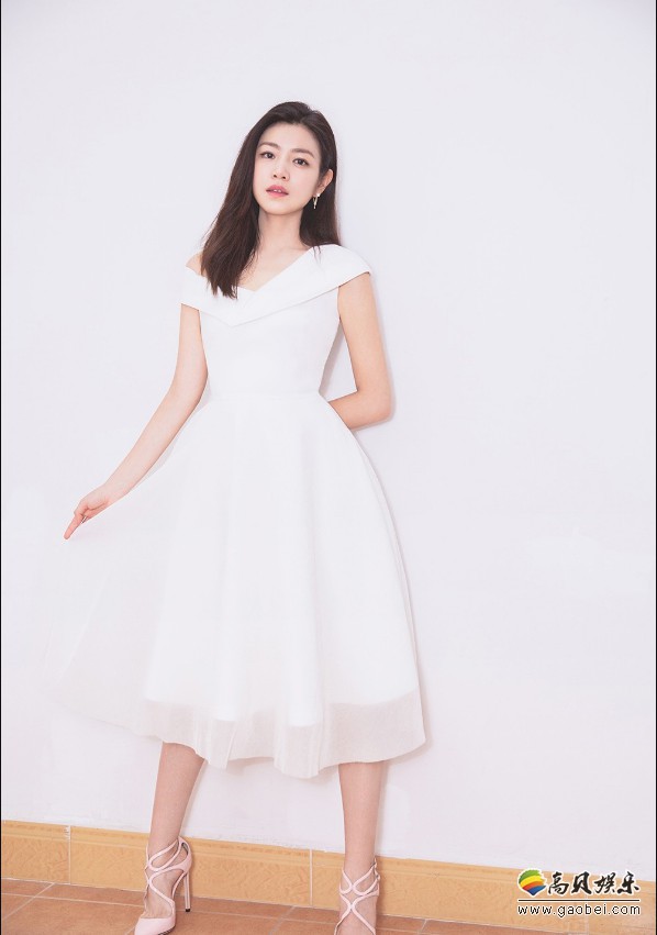 陈妍希受邀出席某品牌新品发布活动：优雅大方中不失如少女般甜美感